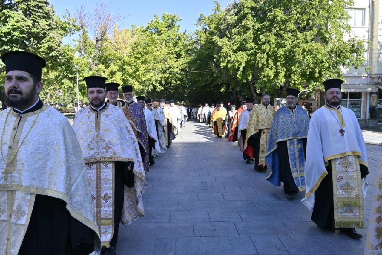 Стотици посрещнаха честната глава на Св. Климент Охридски в Стара Загора