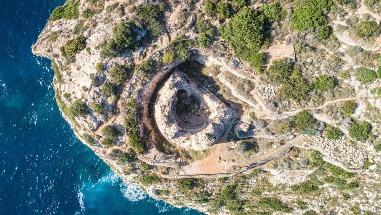 Rescatan en helicóptero a un senderista de 78 años en el Castell de la Granadella