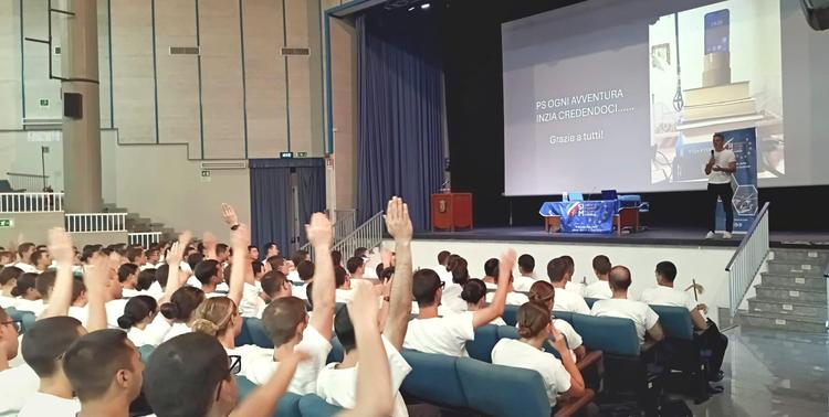 Passione, competenza e risposte concrete: il Vice Presidente di SIM Marina incontra i giovani di Mariscuola La Maddalena