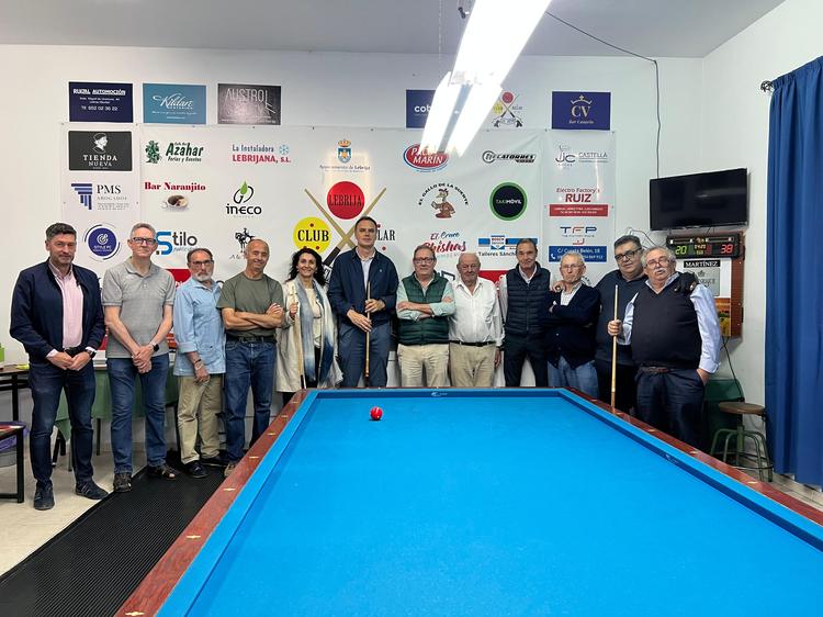 El alcalde visita las instalaciones del Club Billar Elio Antonio 
