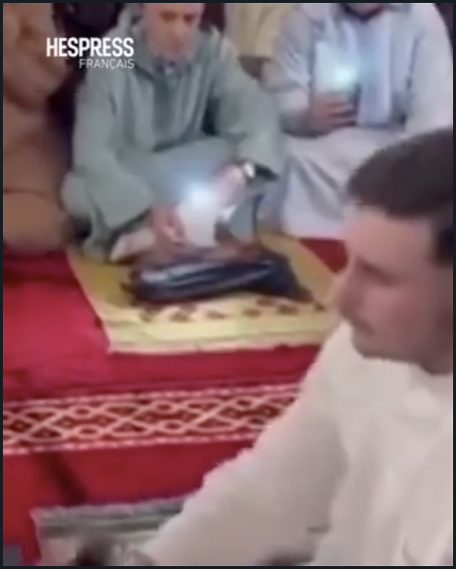 Un jeune allemand prononce la Chahada et se convertit à l’Islam dans une mosquée à Marrakech