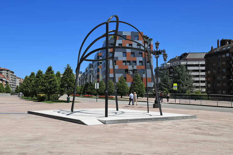 Escultura «Construcción para un encuentro» en Oviedo