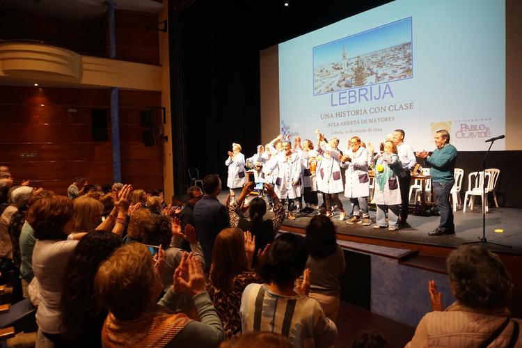 Gran ovación al alumnado de la UPO de Lebrija por su representación “Lebrija, una historia con clase”