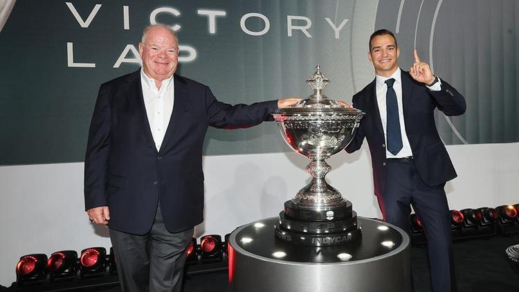 Alex Palou celebra su quinto título de la INDYCAR SERIES en la Victory Lap de Pebble Beach