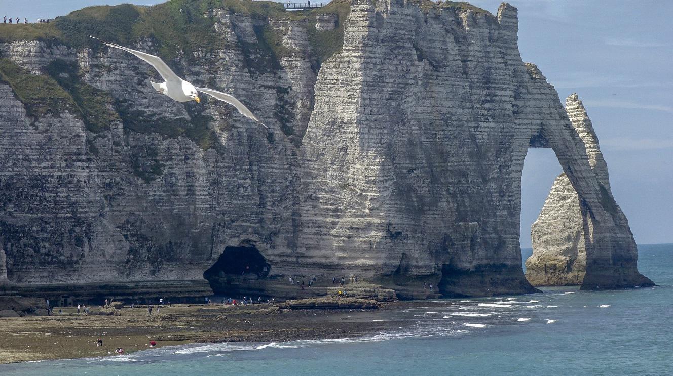 Six touristes piégées par la marée se réfugient dans le Trou à l'Homme à Étretat