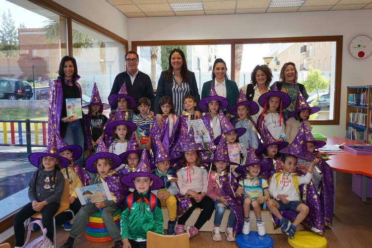 Más de 170 escolares de los colegios de Lebrija participan en los cuentacuentos organizados con motivo del Día del Libro