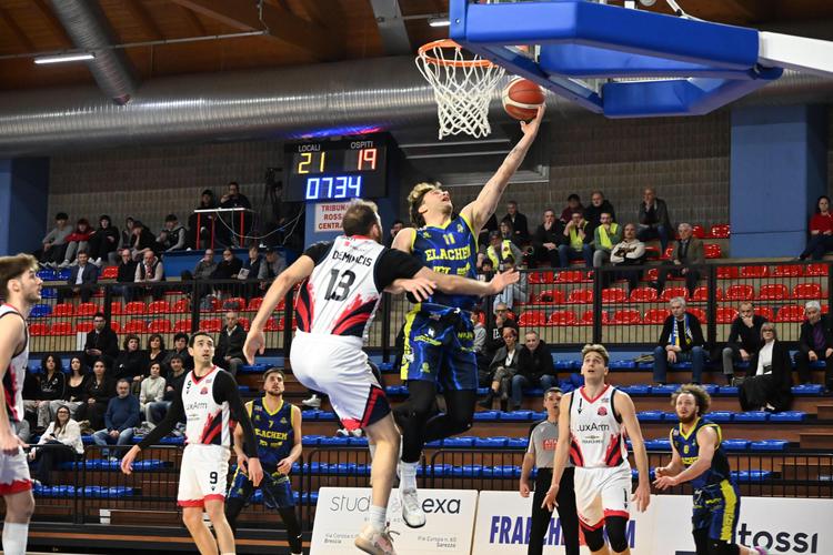 Si ferma sul ferro il tiro della vittoria, Lumezzane batte Vigevano 75-73