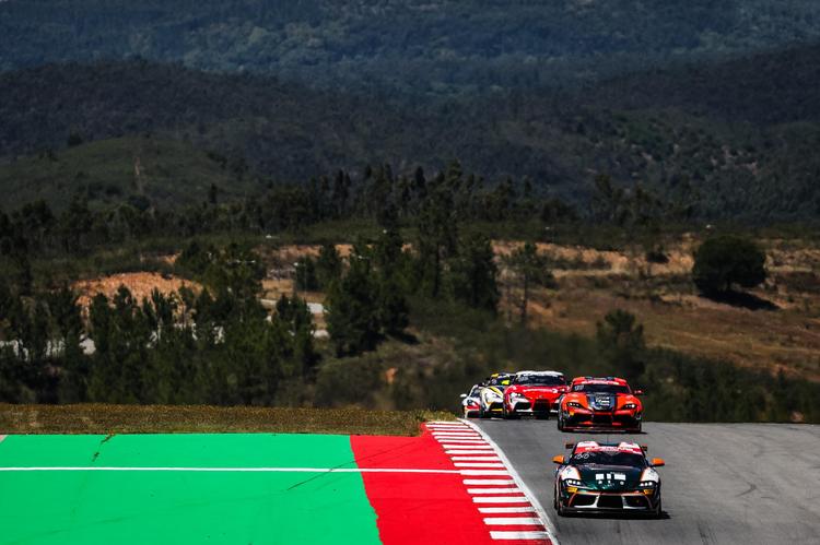 Areia y Afonso ganan en GT4 tras penalización a Machado