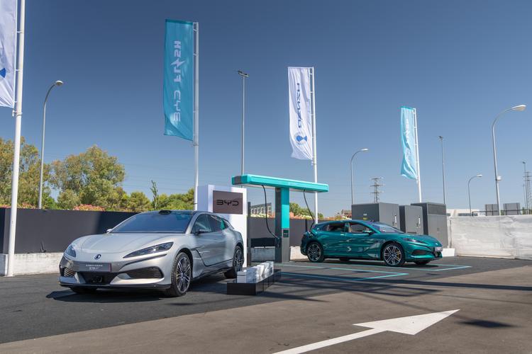 DENZA, LA MARCA PREMIUM DE BYD, SE PRESENTA OFICIALMENTE EN ESPAÑA JUNTO A LA TECNOLOGÍA DE CARGA ULTRARRÁPIDA FLASH CHARGING