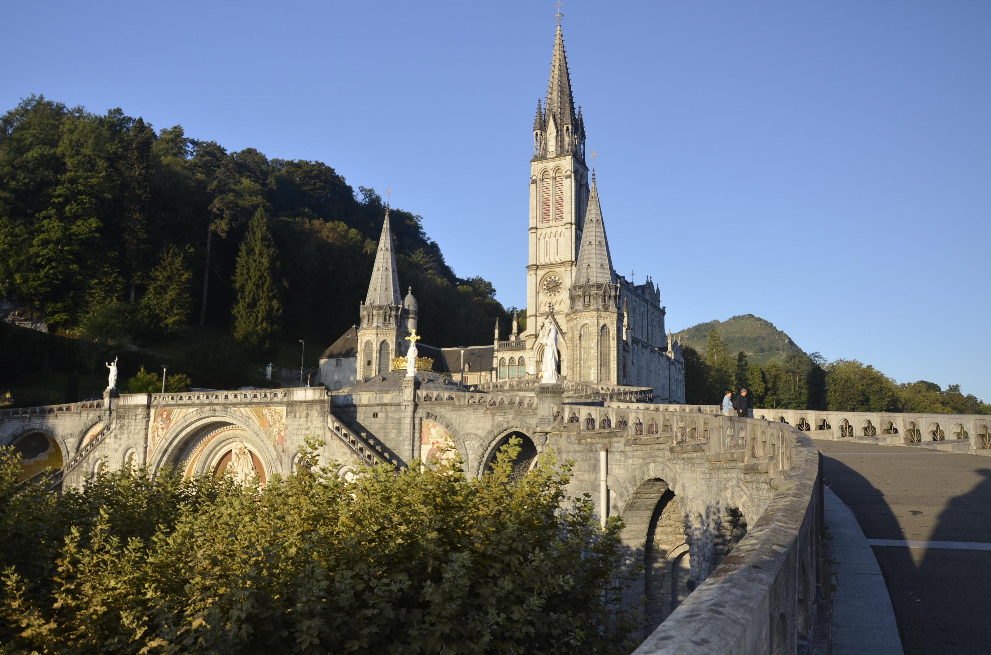 Willkommen in Lourdes & in Gugging, am Weg zu einer Lourdes-Grotte ...!