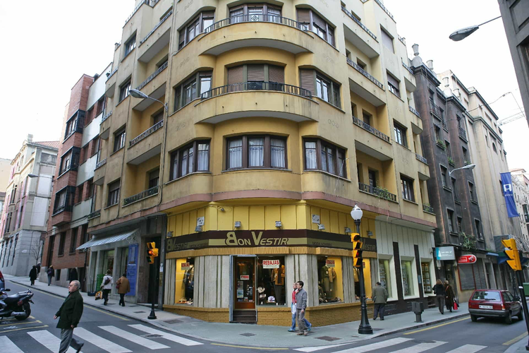 Edificio calle Casimiro Velasco, 20