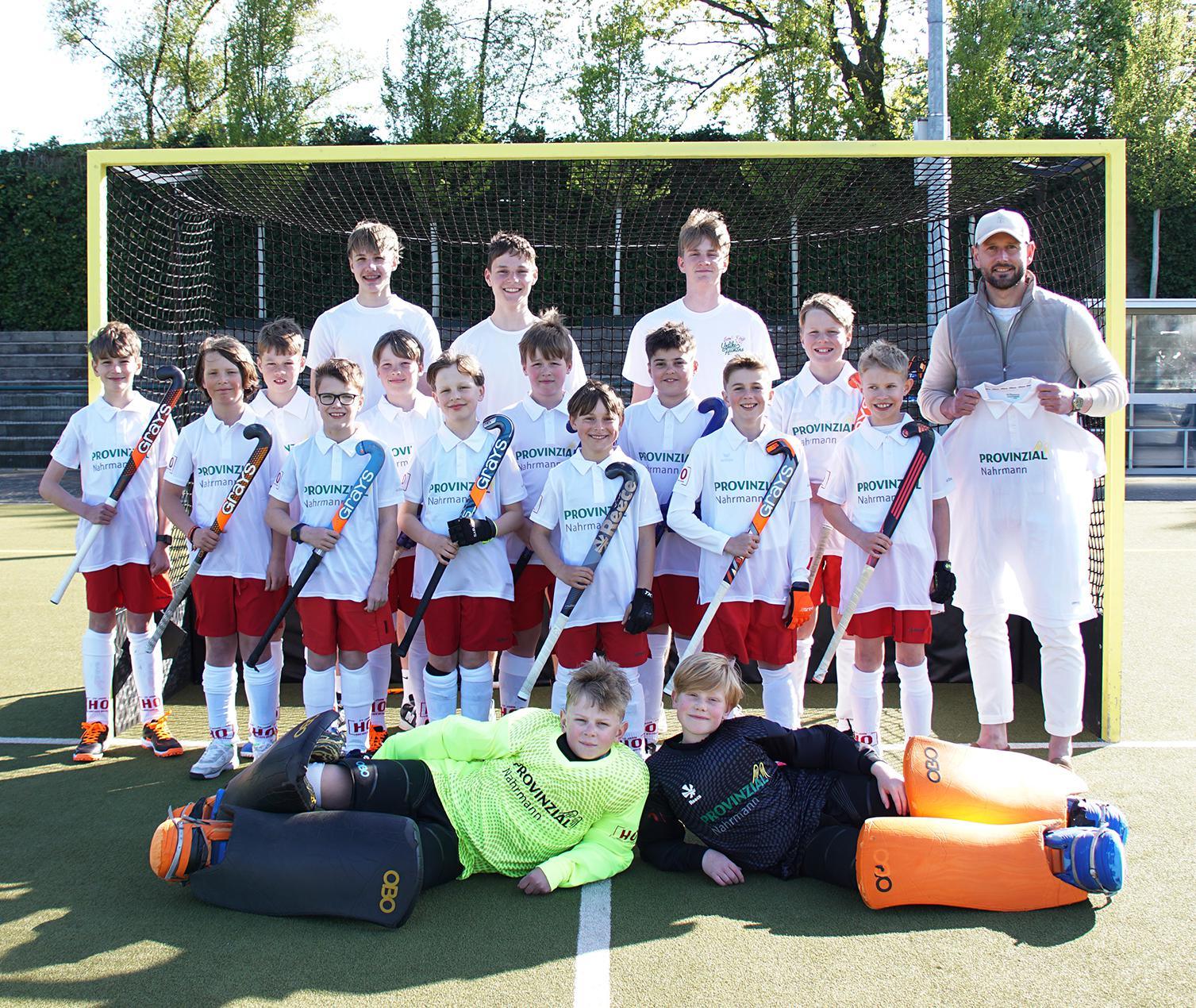 MU12-Hockeymannschaft des TV Jahn Oelde: Neue Trikots zum Start der Feldsaison