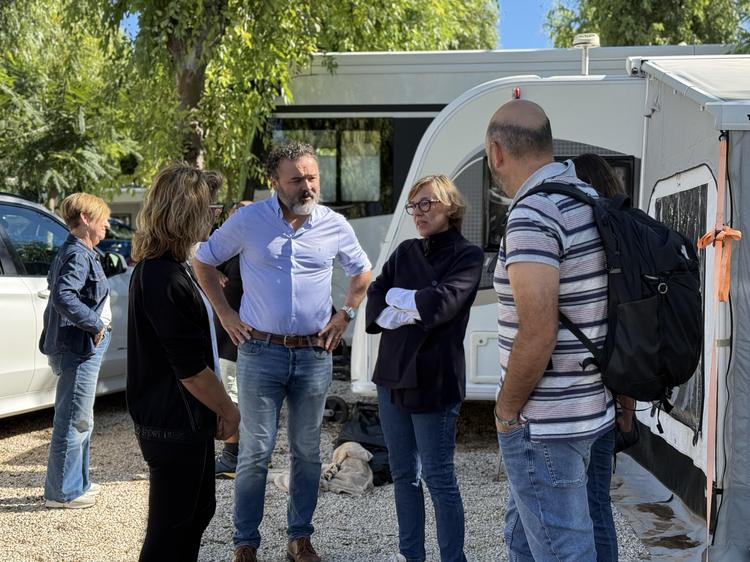 La consellera y la alcaldesa de Xàbia informan de las ayudas para los afectados por la DANA
