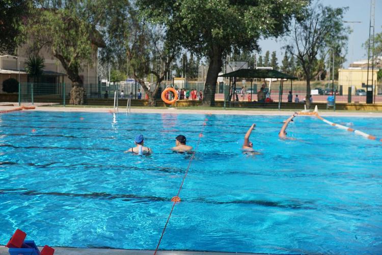  La Piscina Municipal de Lebrija amplía su horario de baño público los fines de semana hasta las diez de la noche