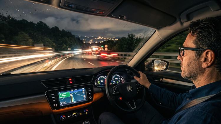 Guidare di notte: come vedere meglio