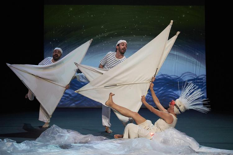 Múcab Dans nos invita a dejar volar la imaginación con Blowing, este sábado en el Juan Bernabé