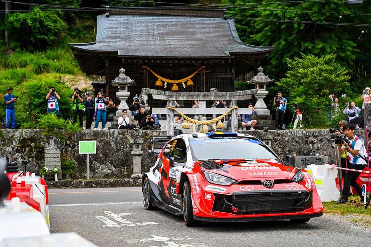 Elfyn Evans se convierte en emperador en el Rally de Japón y lidera un cuarteto histórico para TOYOTA GAZOO Racing en la prueba de casa