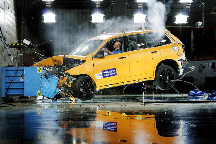 A LA VANGUARDIA DE LA SEGURIDAD: EL LABORATORIO DE PRUEBAS DE CHOQUE DEL CENTRO DE SEGURIDAD DE VOLVO SUPERA LOS 10.000 CRASH TEST