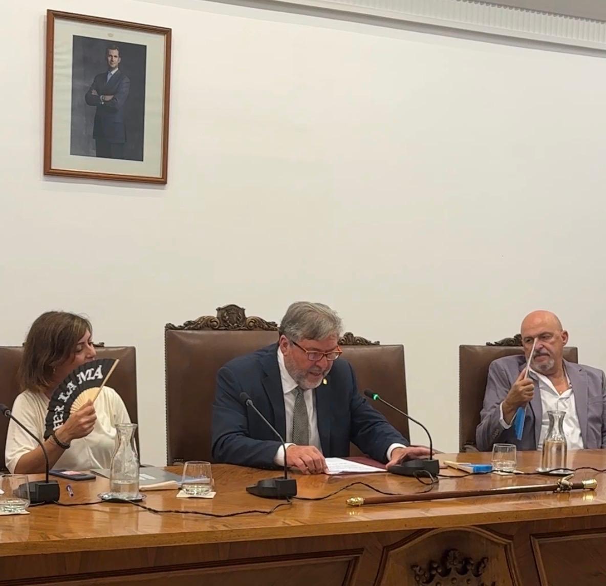 El pleno de investidura de Rafa Carrió deja gestos, silencios y mensajes que van más allá del relevo en la alcaldía