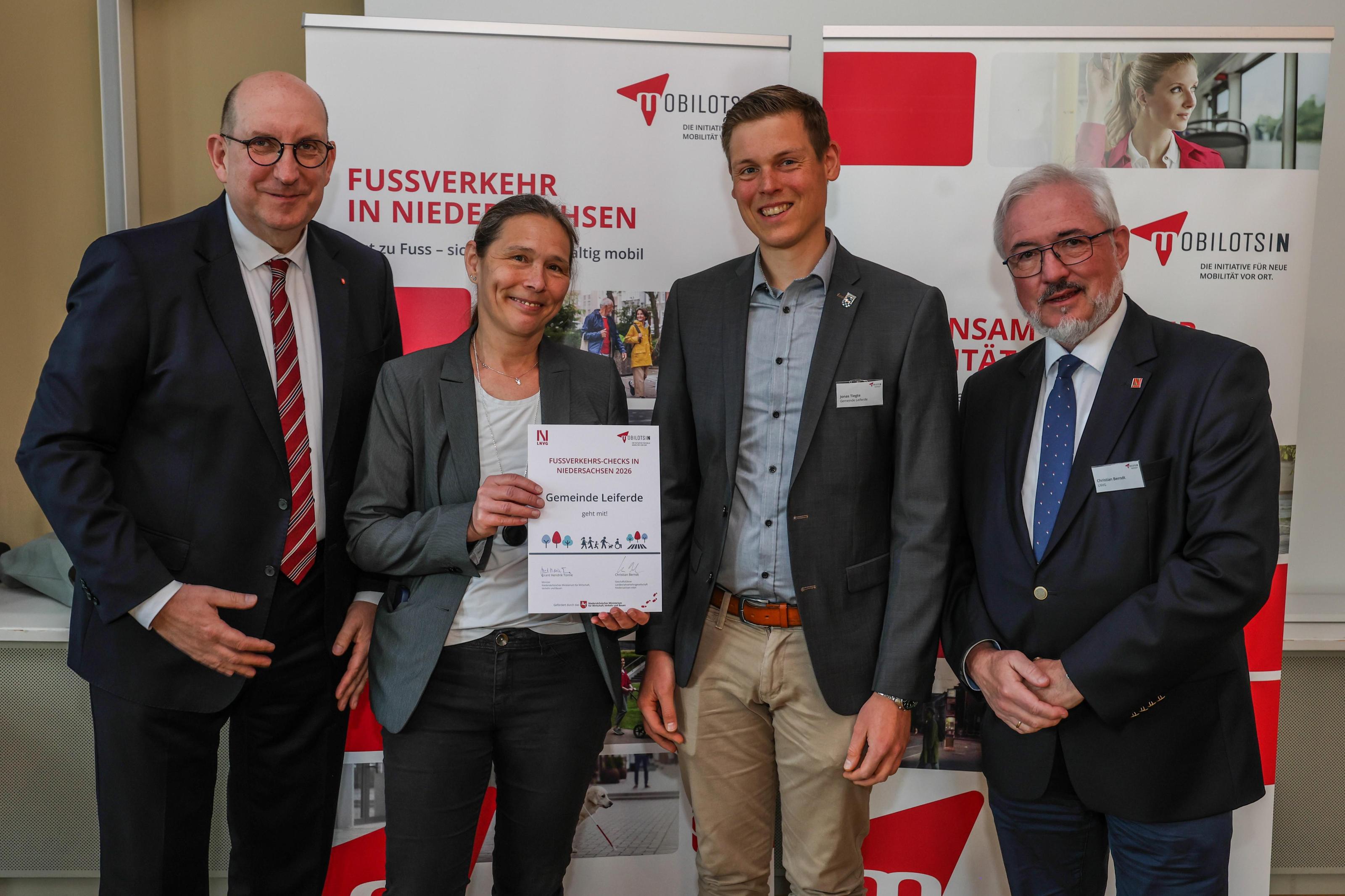 Staatssekretär überreicht „Fußverkehrs-Check“ an die Gemeinde Leiferde