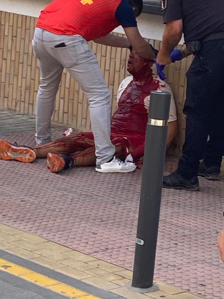 Una pelea entre dos hombres en el Mercado Municipal de Dénia acaba con un herido tras recibir un vaso en la cabeza