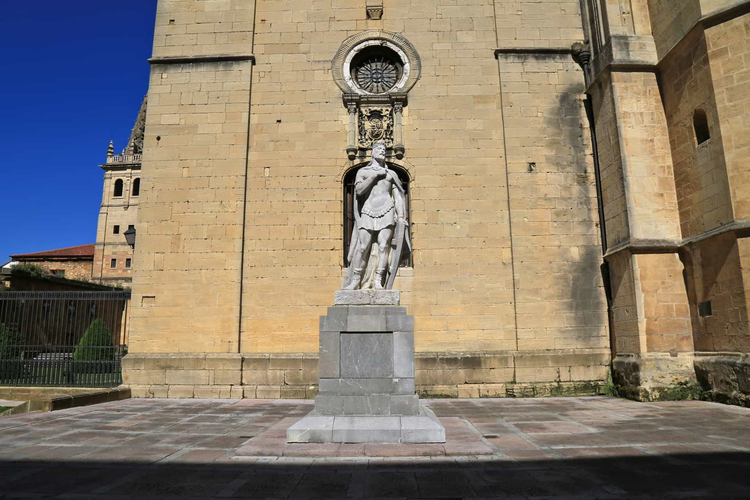 Escultura «Alfonso II Rey de Asturias»
