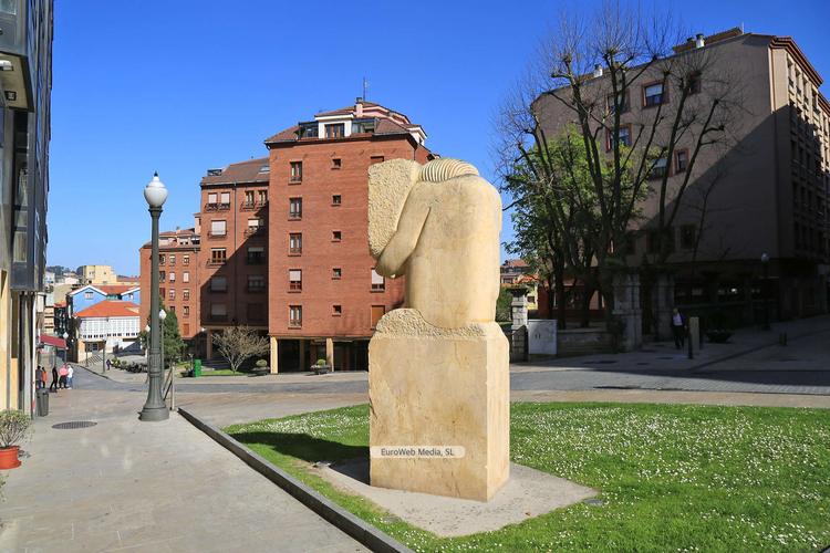 Escultura «Al hombre que escucha la piedra» en Avilés
