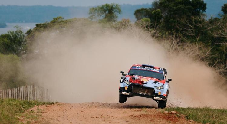 Hayden Paddon logra un sorprendente segundo puesto en Paraguay y Hyundai celebra un doble podio