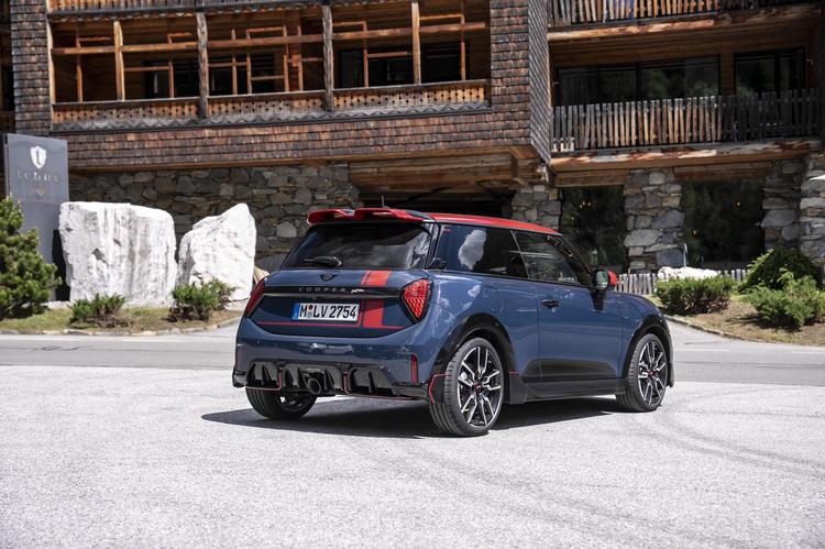 INSPIRADO EN EL MUNDO DEL MOTOR: EL MINI JOHN COOPER WORKS CON ACCESORIOS ORIGINALES