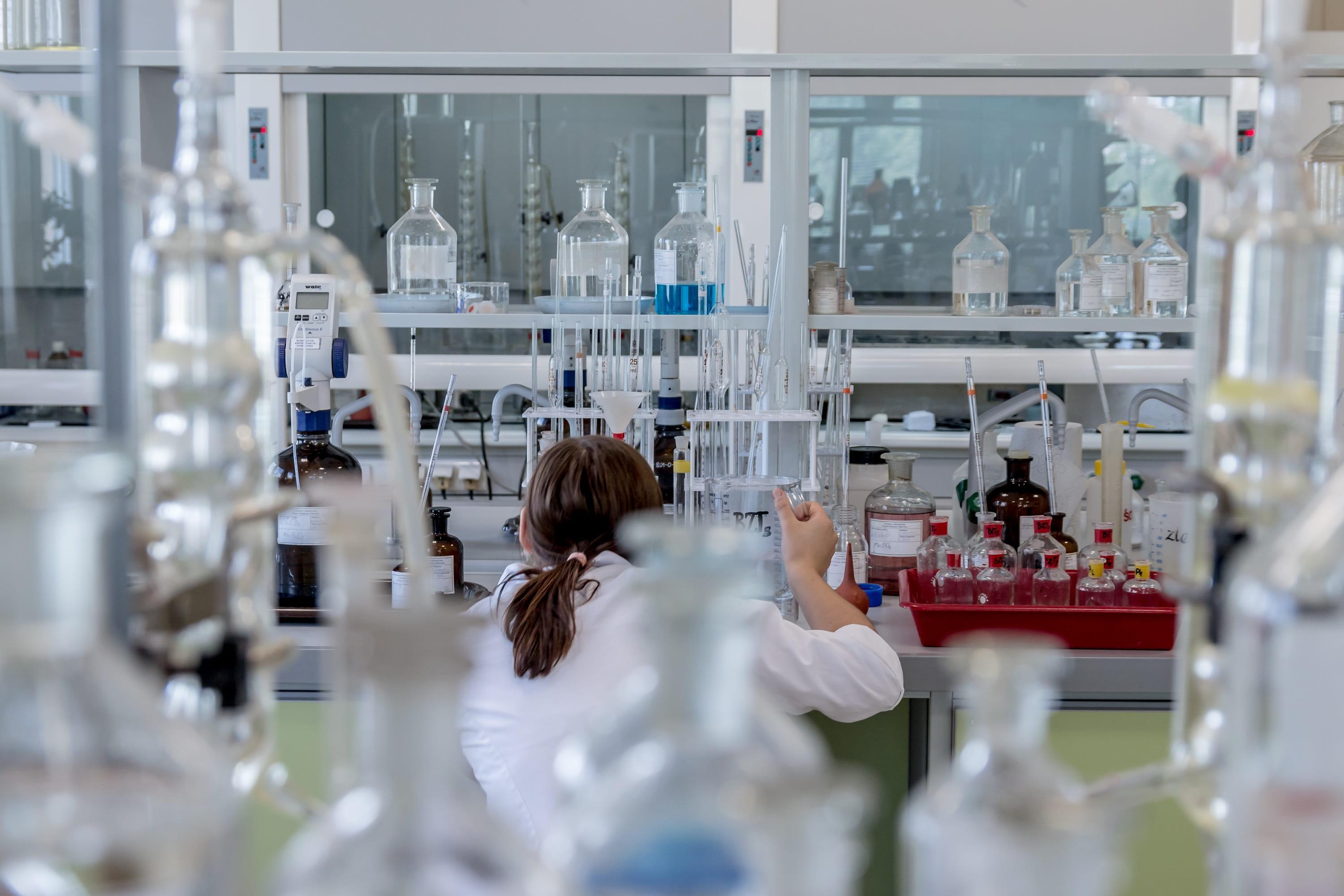 L'intelligenza artificiale che inventa farmaci dal nulla: la medicina non sarà più la stessa