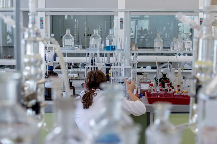 L'intelligenza artificiale che inventa farmaci dal nulla: la medicina non sarà più la stessa
