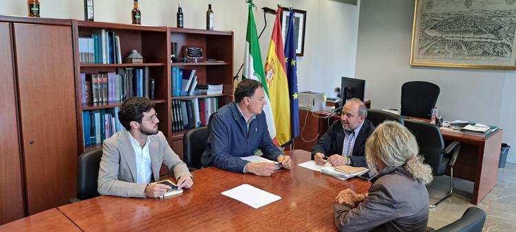 El alcalde traslada al delegado territorial de Agricultura la situación del sector de la flor cortada