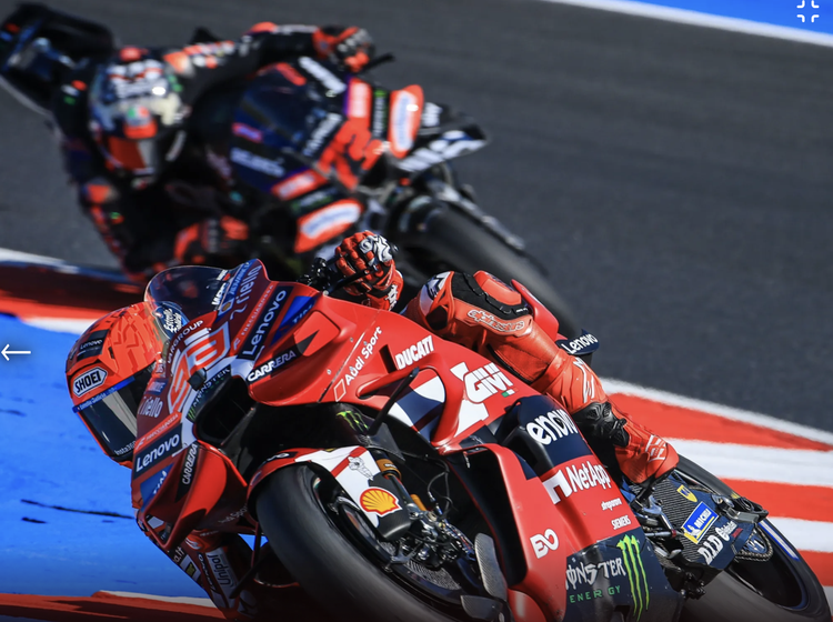 Marc Márquez se adjudica un tenso duelo ante Bezzecchi en Misano