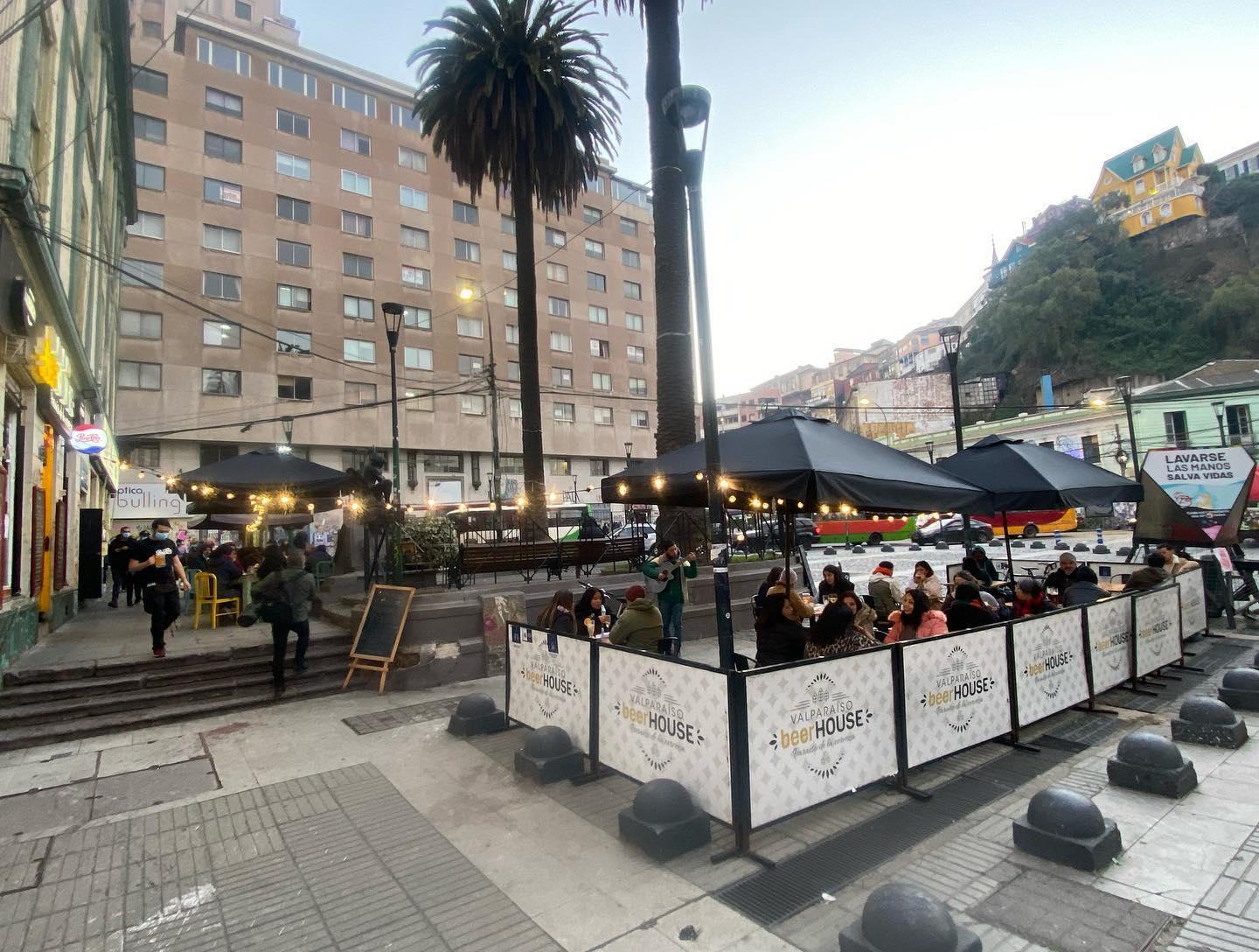 Terrazas para disfrutar del atardecer en Valparaíso