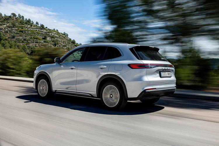 TECNOLOGÍA PREMIUM AL ALCANCE DE TODOS: LA ESTRATEGIA DE GEELY PARA DEMOCRATIZAR EL COCHE ELECTRIFICADO