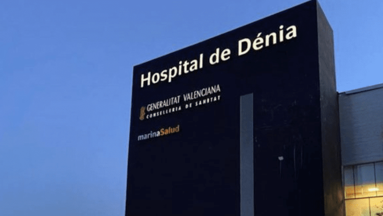 Dos años y medio con una bolsa de ostomía y dos operaciones canceladas: “No hay camas” en el Hospital de Dénia