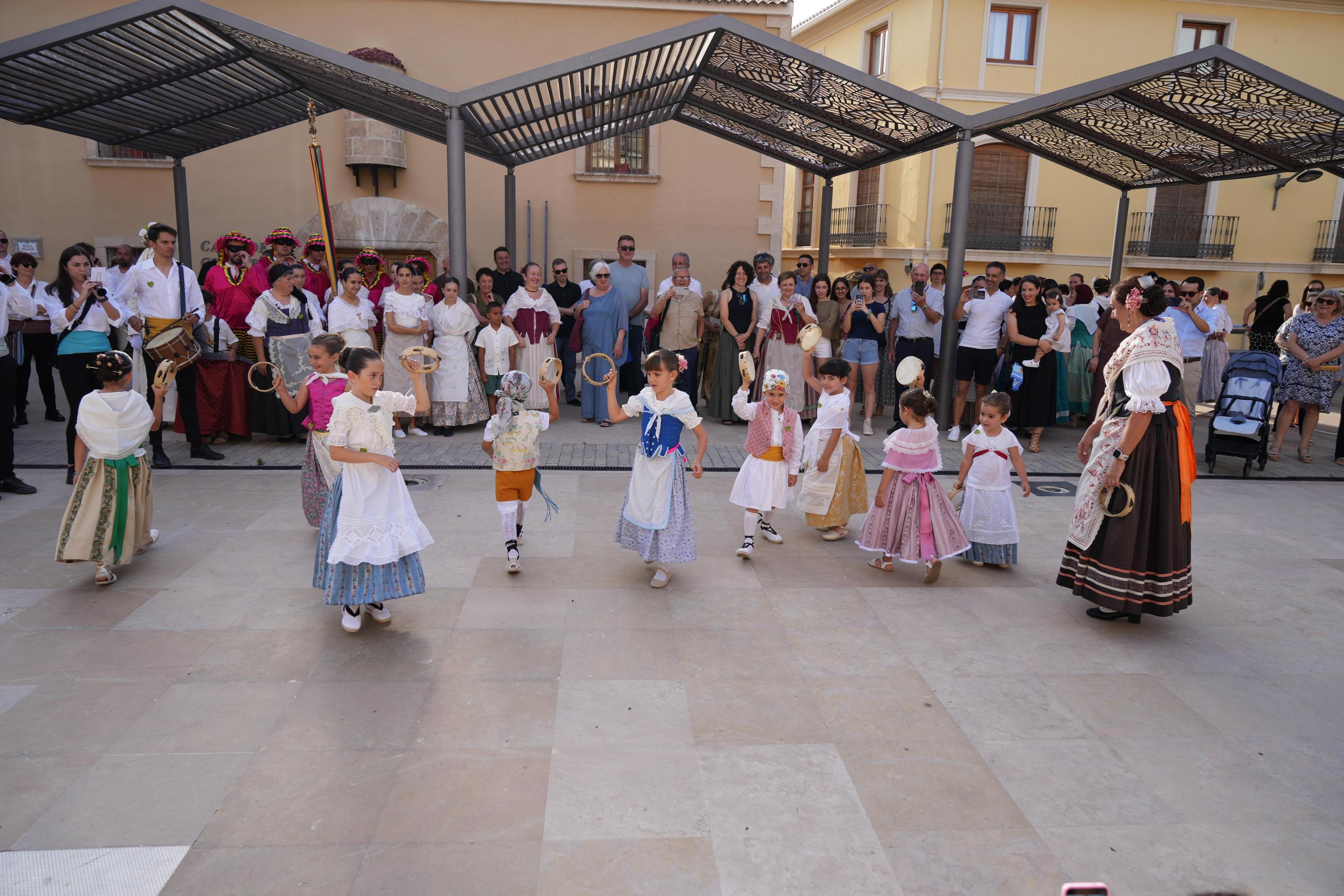 Ondara manté viva la tradició del Corpus amb una multitudinària exhibició de danses populars 