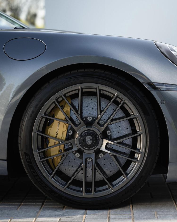 PIRELLI P ZERO R: ADN AUTOMOVILÍSTICO PARA EL NEUMÁTICO DEL PORSCHE 911 TURBO S