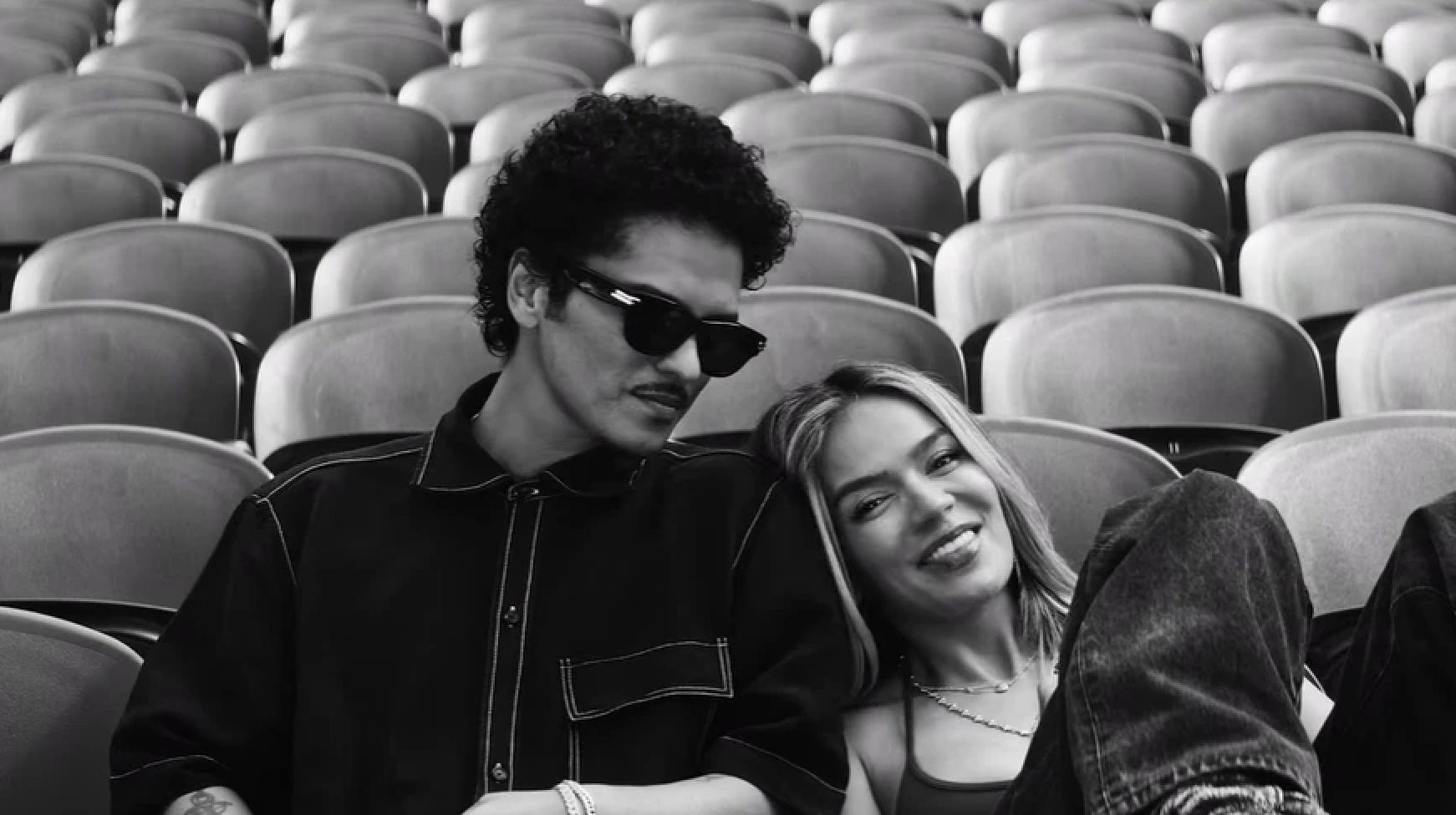 Karol G e Bruno Mars repetem parceria de sucesso e lançam "Dance With Me"