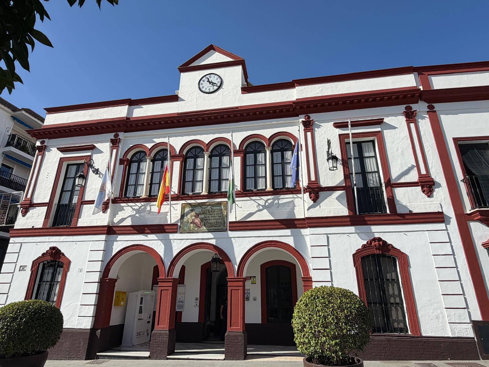 Las banderas ondean a media asta en señal de duelo por el accidente ferroviario ocurrido hoy