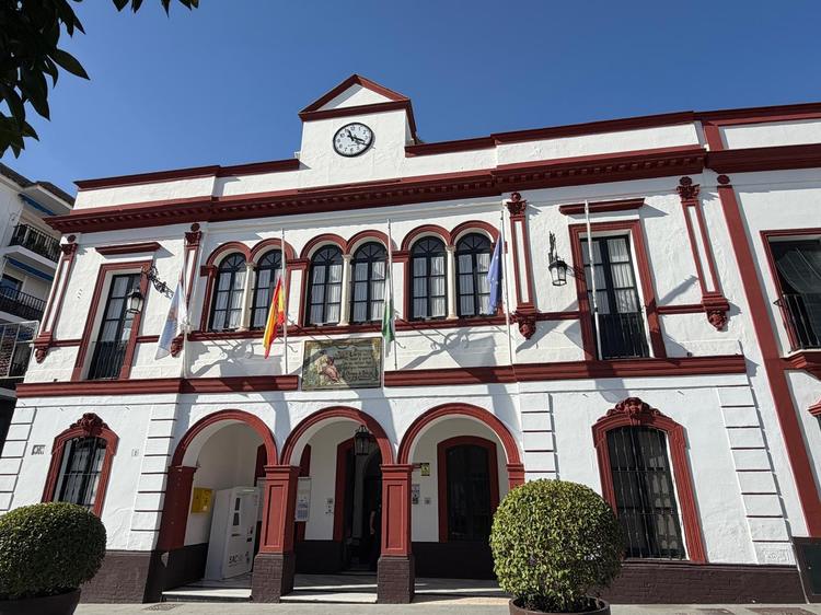 Las banderas ondean a media asta en señal de duelo por el accidente ferroviario ocurrido hoy