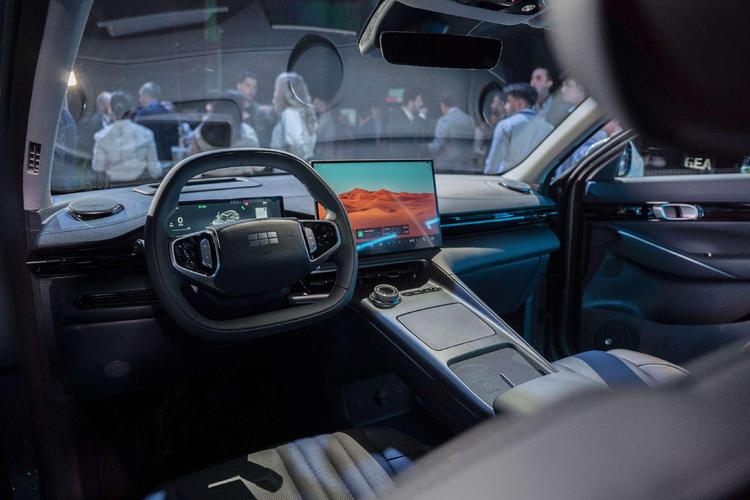 Geely desembarca en España con dos SUV electrificados desde 26.215 euros