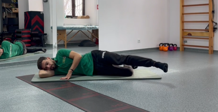 #9 Pe lateral: pendulare picior întins înainte–înapoi