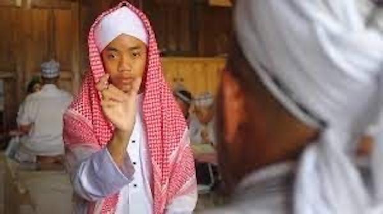 مدرسة داخلية إسلامية في إندونيسيا تعل م الاطفال الصم القرآن 