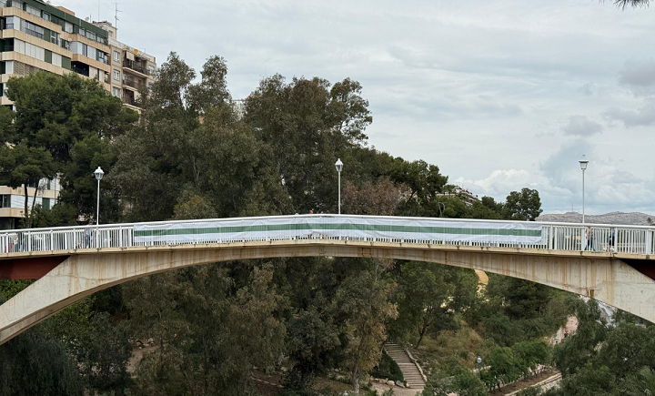 El Ayuntamiento se suma a la iniciativa para sacar banderas del Elche CF a los balcones