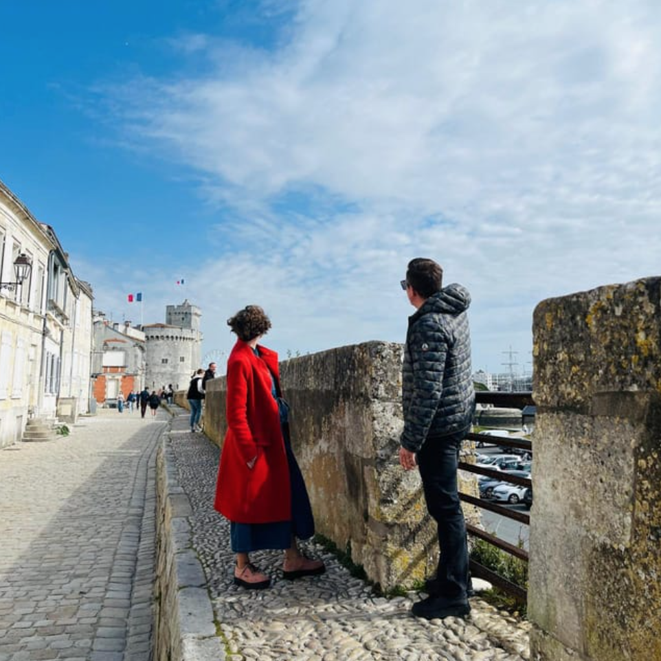 Randonnée urbaine à La Rochelle – Visite guidée à pied avec un local