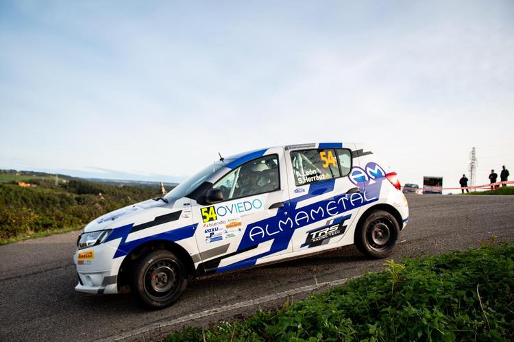Adrián León lidera la Dacia Sandero Rally Cup tras el primer bucle
