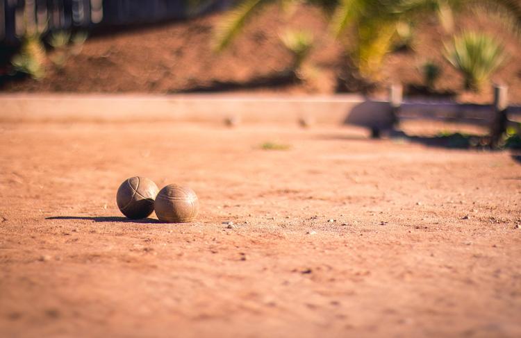 PETANQUE. Le terrain de pétanque est votre disposition.