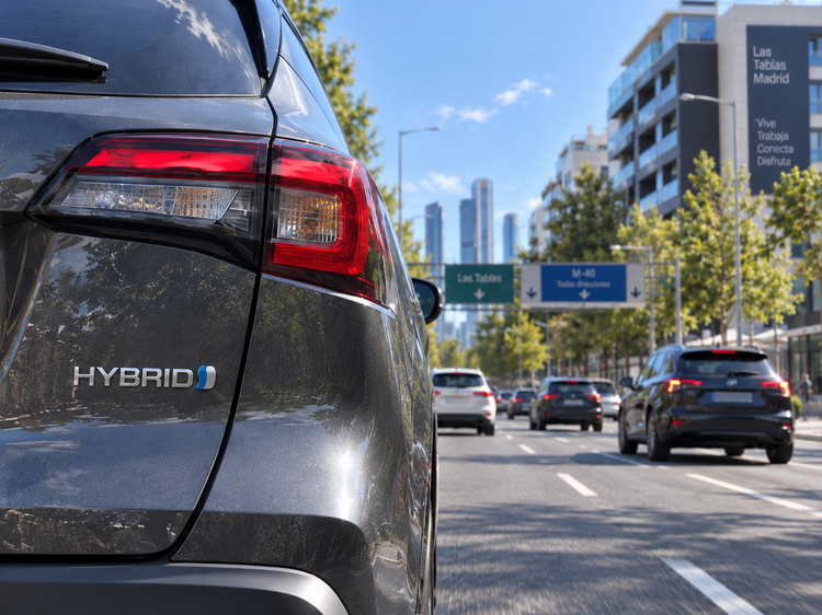 MENORES EMISIONES, CONDUCCIÓN SILENCIOSA, FIABILIDAD Y AHORRO: LAS RAZONES PARA ELEGIR UN COCHE HÍBRIDO