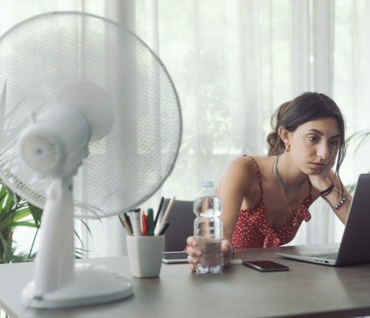 Canicule : short, débardeur, tongs… Ces vêtements sont-ils autorisés au travail ?